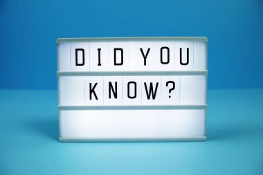 Biliyor muydun? LED Işıkkutusu üzerinde mavi arkaplan üzerine yazı