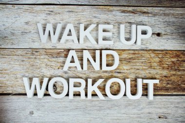 Uyan ve tahta arka planda alfabe harfleri çalış.