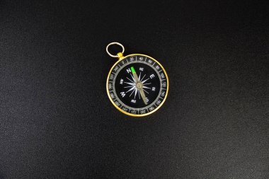 pusula siyah arkaplanda izole edildi