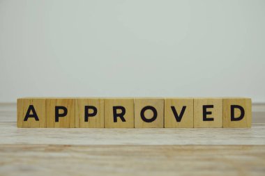 Tahta zemin üzerine yerleştirilmiş tahta bloklar alfabe harfleri.