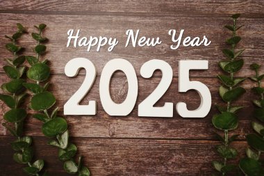 Mutlu yıllar 2025 alfabe harfi ve ahşap arkaplanda uzay kopyası olan klasik alarm saati.