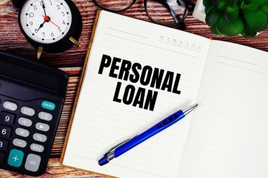 Not defteri sayfasında alarm saati ve hesap makinesi arkaplanda üst görünümü olan kişisel kredi metni