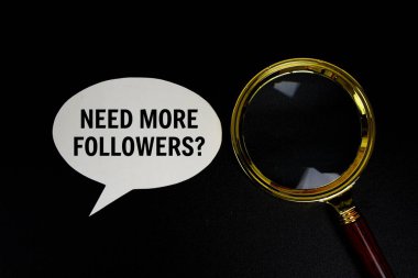 Daha fazla takipçiye ihtiyacın var mı? Siyah arkaplanda büyüteç görünümlü bluble üzerine metin