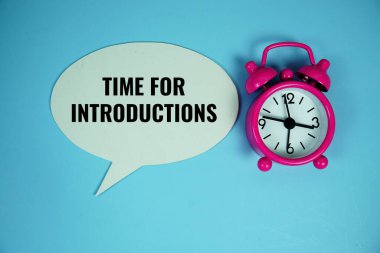 Mavi arkaplanda alarm saati üst görünümü ile konuşma bluble metni tanıtım zamanı