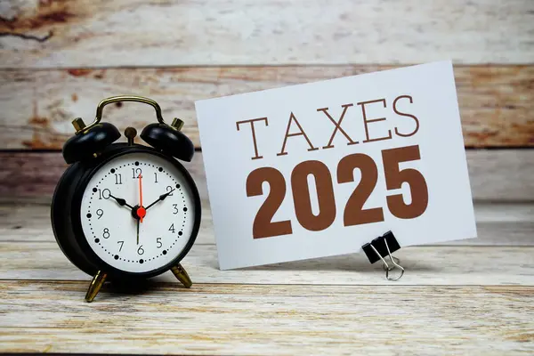 Ahşap zemin üzerinde alarmlı 2025 metin