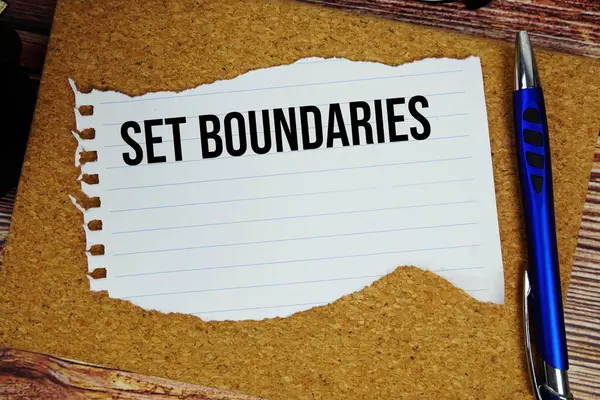 Tahta arkaplanda kalem üstü görünümlü kağıt üzerine yazılmış Sınırlar metnini ayarla