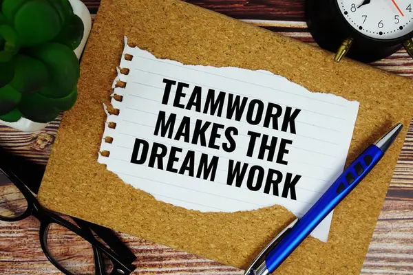 Takım çalışması Rüya Çalışması metnini tahta arkaplanda kağıt yırtılmış üst görünüm üzerine yazar