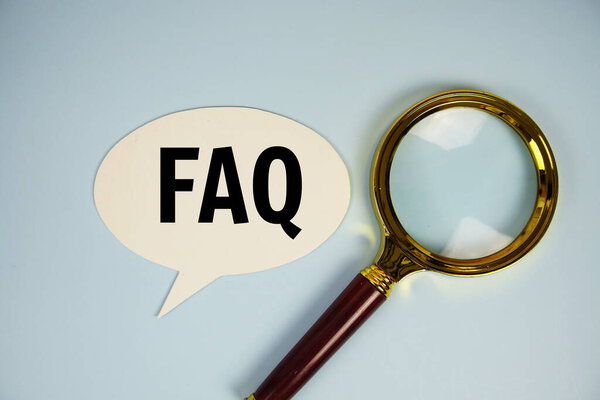 Текст на речи краснеет от лупы на синем фоне