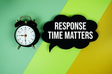 Tepki Zamanı Meseleleri, yeşil ve sarı geometrik arkaplan üzerinde alarm saati üst görünümü olan konuşma baloncuğu üzerindeki metinler