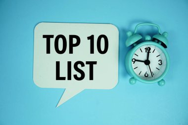 En iyi 10 liste metni mavi arkaplanda alarmlı saat üst görünümü ile konuşma bluble