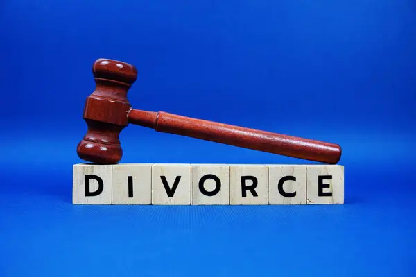 Tahta bloklar alfabe harfleri ve mavi arkaplanda Gavel harfleri olan boşanma alfabesi harfleri