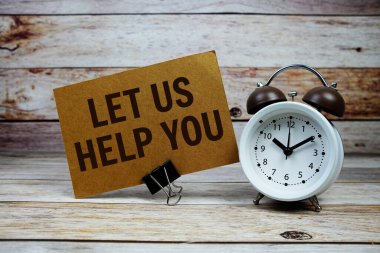 Tahta arka planda çalar saat olan kağıt kartla yazmana yardım edelim.