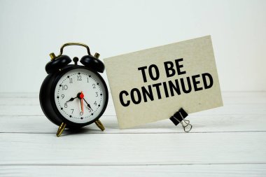 Tahta zemin üzerinde alarmlı saat olan kağıt kartla devam edecek