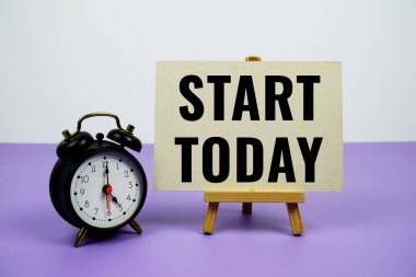 Bugün başlat Kağıt kart üzerinde alarm saati ile mor arkaplan üzerinde metin