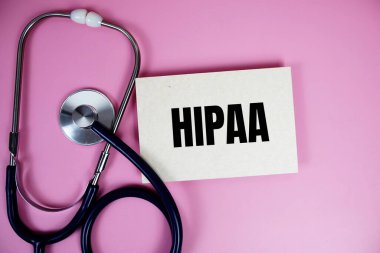 HIPAA, Sağlık Sigortası Taşınabilirliği ve Güvenilirlik metni pembe arka plan, sağlık ve sağlık konsepti üzerinde steteskop ile