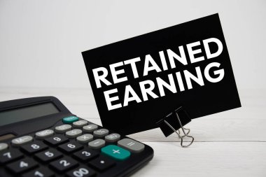 Ahşap arkaplanda hesaplanmış Kazanç metin iletisi