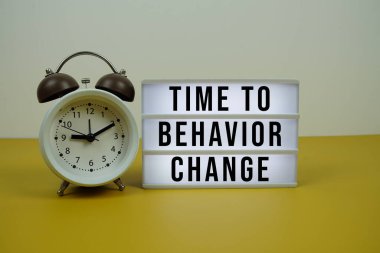 LED ışık kutusundaki metni sarı arkaplan, iş ve finans konularında alarmlı saatle değiştirme zamanı