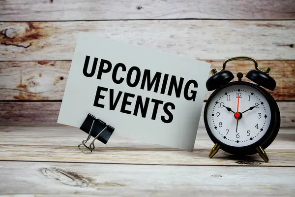 Yaklaşan Olaylar kağıt üzerinde alarm saati ile ahşap zemin üzerinde metin