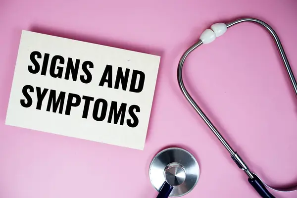 Pembe arkaplan, sağlıklı ve sağlıklılık kavramına steteskop üstü görünümü olan belirtiler ve belirtiler metni