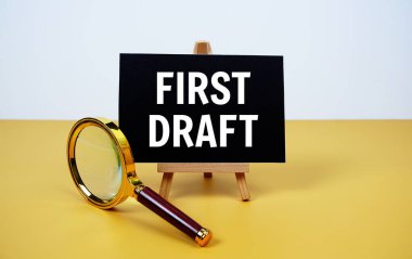 Sarı zemin üzerinde büyüteç bulunan kağıt kart üzerindeki ilk taslak metin