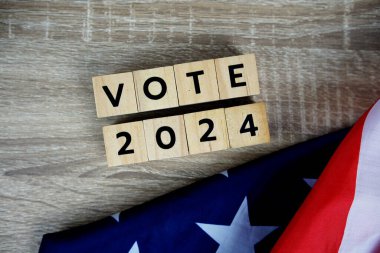 Oylama 2024, tahtadan arka planda Amerikan bayrağı olan başkanlık seçimi.