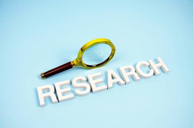 Mavi arkaplanda büyüteç görünümlü bir sözcük ara