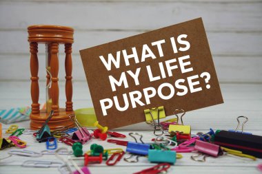 Benim hayatımın amacı ne? Tahta zemin üzerinde durağan kağıt üzerinde metin