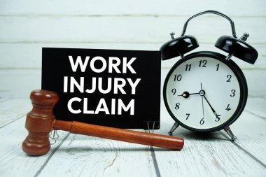 Çalışma Sakatlığı Kağıt üzerinde alarm saati ve ahşap arka planda tahta yargıç tokmağı olan metin