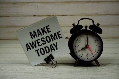 Harika Yap Bugün mesajı yapışkan notla ahşap arka planda alarm clcok ile