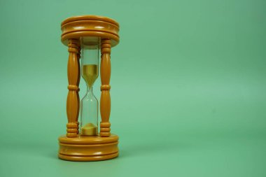 Yeşil arkaplanda metin için alanı olan kum saati