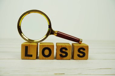 Ahşap zemin üzerinde büyüteç olan kayıp alfabe harfleri