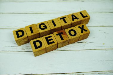 Ahşap zemin üzerinde tahta bloklar alfabe harfleriyle dijital Detox