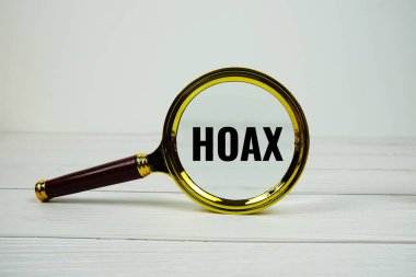 Ahşap zemin üzerinde büyütme ile sahte metin