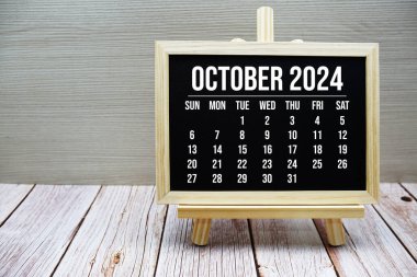 Ekim 2024 Aylık takvim sehpada ahşap arka planda