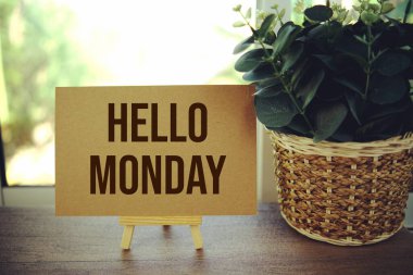 Tahta sehpalı metin iletisi için boş kart alanı