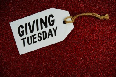 Kopyalama arkaplanı için boşluk olan kağıt etiket üzerinde Salı mesajı veriliyor