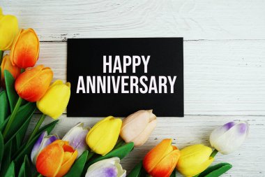 Tebrik kartı düzenleme alanı tahta arkaplanda çiçekli metin mesajı dekorasyonlarıName