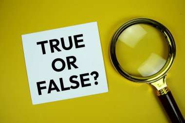 Kağıt üzerine yazılmış doğru ya da yanlış metin mesajı. Sarı arkaplanda büyüteç görünümlü.