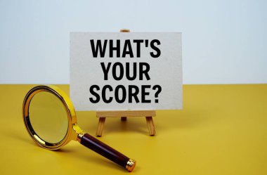 Puanın kaç? Sarı zemin üzerinde büyüteç olan kağıt kart üzerine metin