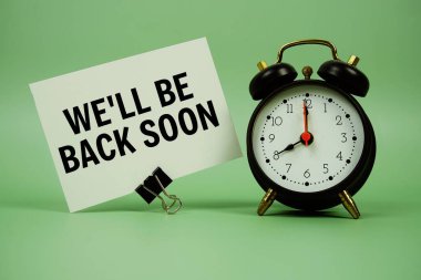 Kağıt üzerinde yeşil arka planda alarm kopyası olan kısa bir mesaj göndereceğiz.