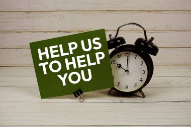 Tahta zemin üzerinde alarm kopyası olan kağıt kartla mesaj atmanıza yardım etmemize yardım edin