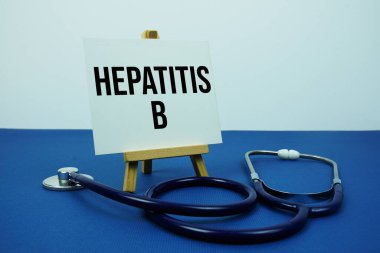 Kağıt üzerinde Hepatit B metin mesajı ve mavi arkaplanda steteskop