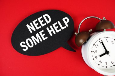 Kırmızı arkaplanda alarm saati olan konuşma baloncuğuyla ilgili yardıma ihtiyacım var