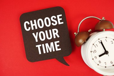 Kırmızı arkaplanda alarm saati olan konuşma balonunda Zaman metninizi seçin