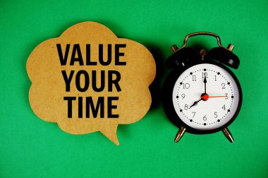 Yeşil arkaplanda alarm saati olan konuşma baloncuğu üzerindeki Zaman metninize değer verin.