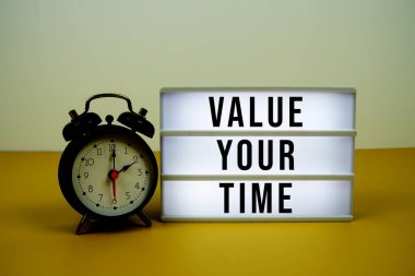 Led ışık kutusundaki, sarı arkaplanda alarmlı saatinize değer verin