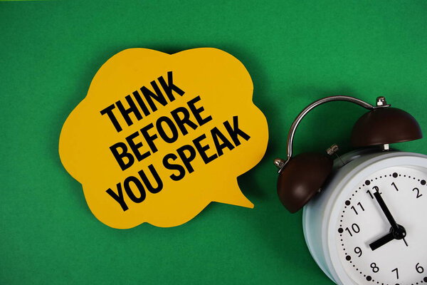 Подумайте, прежде чем говорить текст на пузырь речи с будильником на зеленом фоне