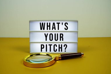 Sunumun nedir? Sarı arkaplanda büyüteç bulunan LED ışık kutusu üzerindeki metin