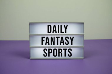 Eflatun arka planda LED ışık kutusu üzerine günlük Fantasy Sports metni