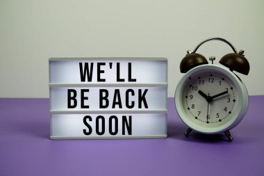 Kısa süre sonra LED ışık kutusunda mor arka planda çalar saatle birlikte geri döneceğiz.